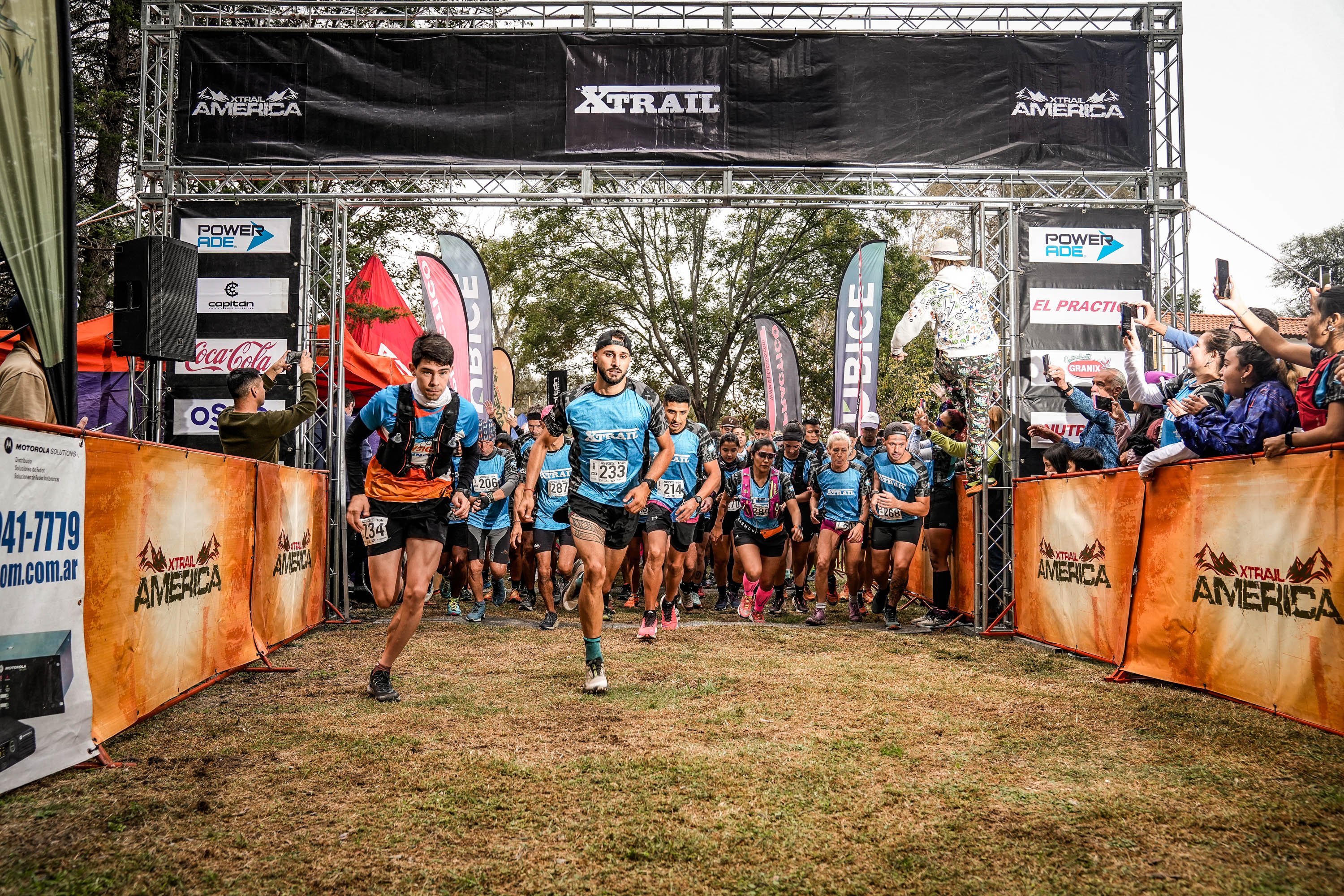 Largada masiva de corredores en Xtrail