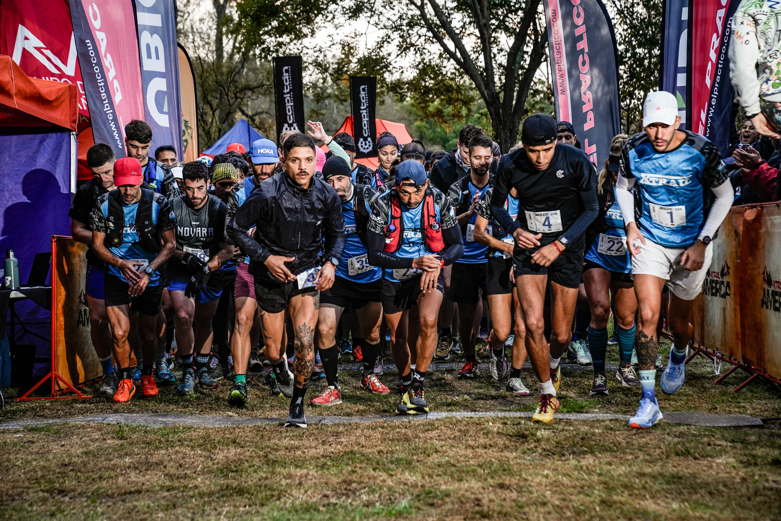 Corredores de trail running en la línea de largada - Xtrail Pumanku